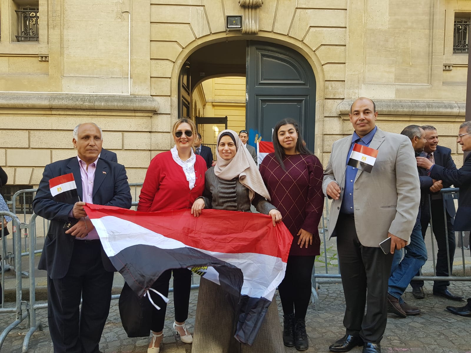 جيهان جادو أحد نابهات مصر تستطيع تدلى بصوتها بالاستفتاء بفرنسا (2)