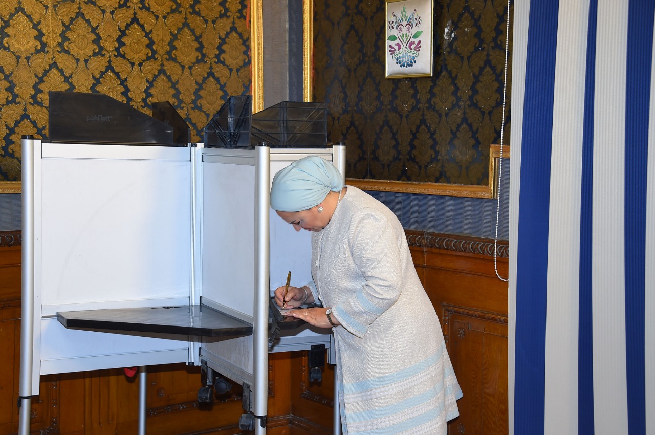 السيدة انتصار السيسى تدلى بصوتها فى الاستفتاء على التعديلات الدستورية (2)