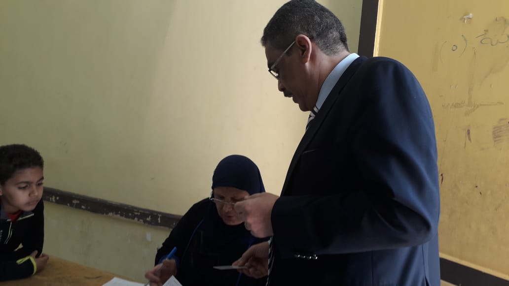 نقيب الصحفيين يدلي بصوته في الاستفتاء على التعديلات الدستورية بمصر الجديدة (2)