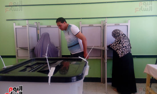 صور توافد الناخبين على لجان الاستفتاء  بجنوب سيناء ومحافظ جنوب سيناء يتابع غرف العمليات (3)