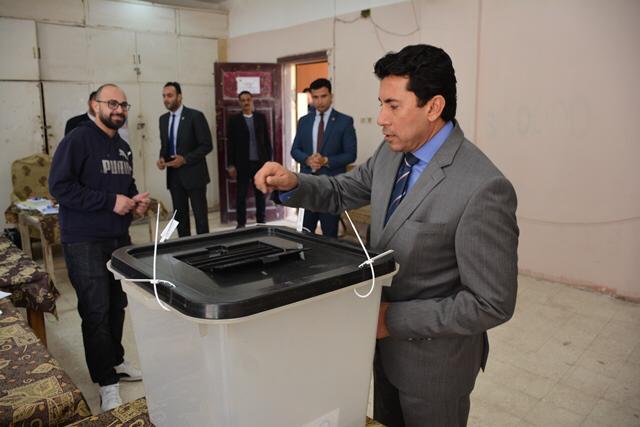 وزير الرياضة يدلى بصوته فى الانتخابات الدستورية