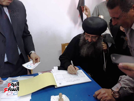 رئيس الدير المحرق يدلى بصوته فى الاستفتاء على الدستور فى أسيوط (5)