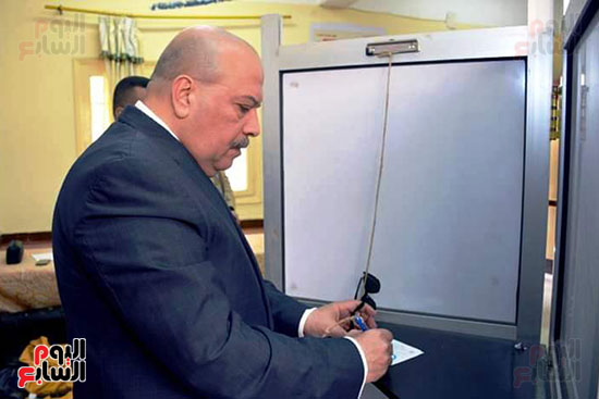رئيس جامعة طنطا يدلى بصوته فى الاستفتاء (2)
