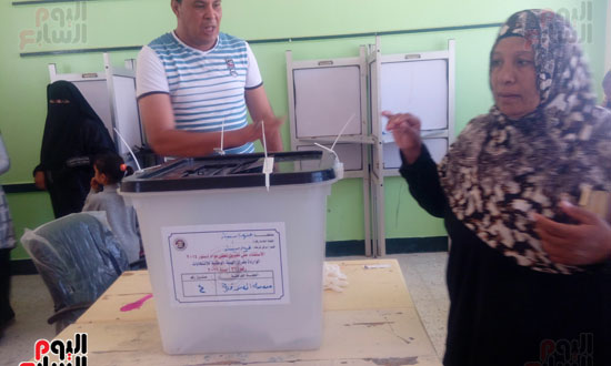 صور توافد الناخبين على لجان الاستفتاء  بجنوب سيناء ومحافظ جنوب سيناء يتابع غرف العمليات (4)