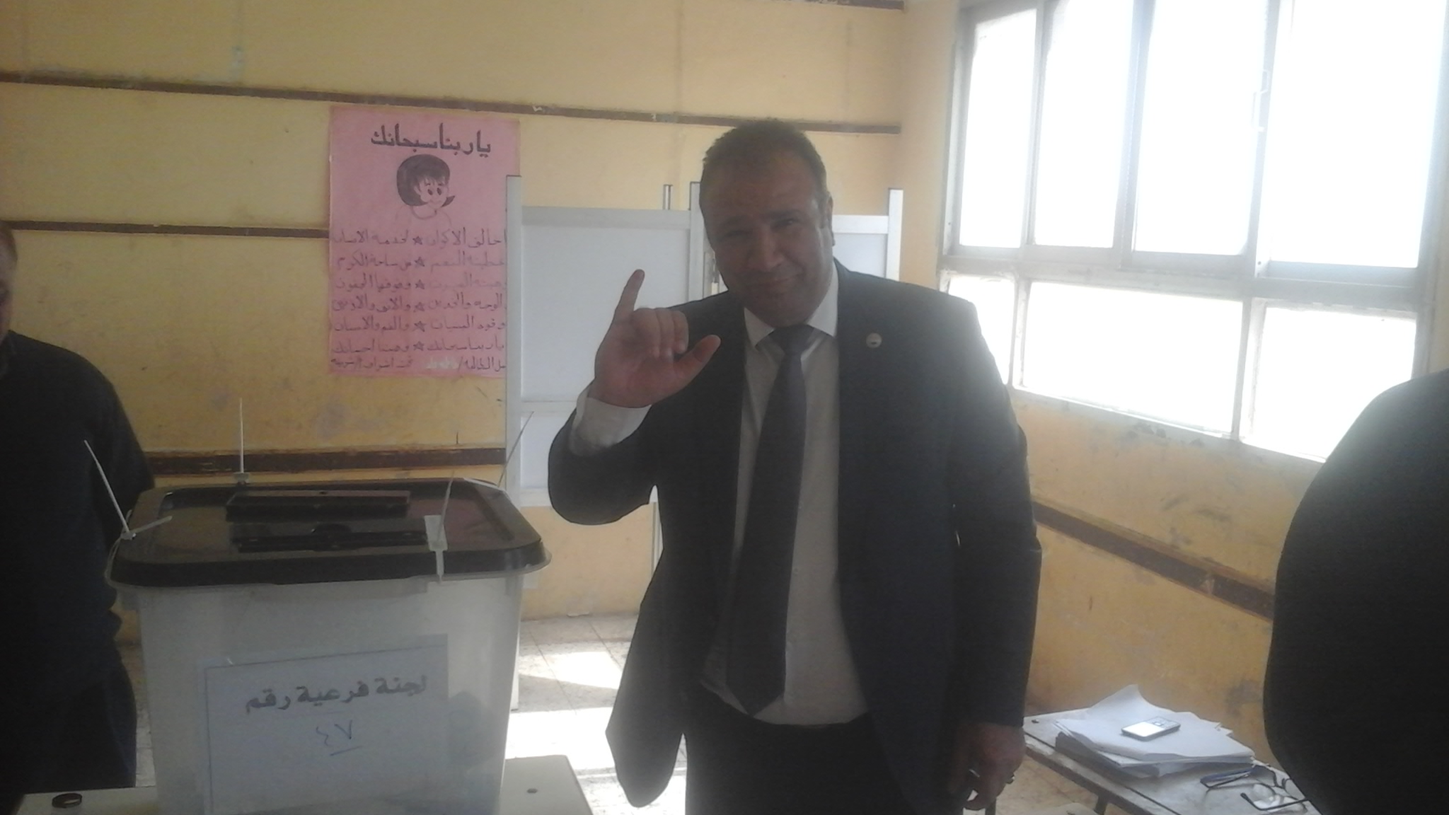  النائب علاء ناجى يدلى بصوته فى الاستفتاء (3)