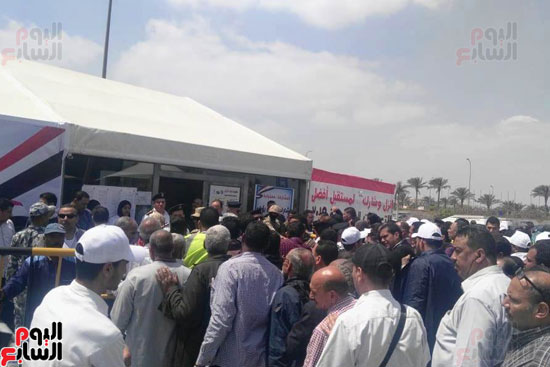 توافد العاملين والمسافرين بلجنة مطار القاهرة  (3)