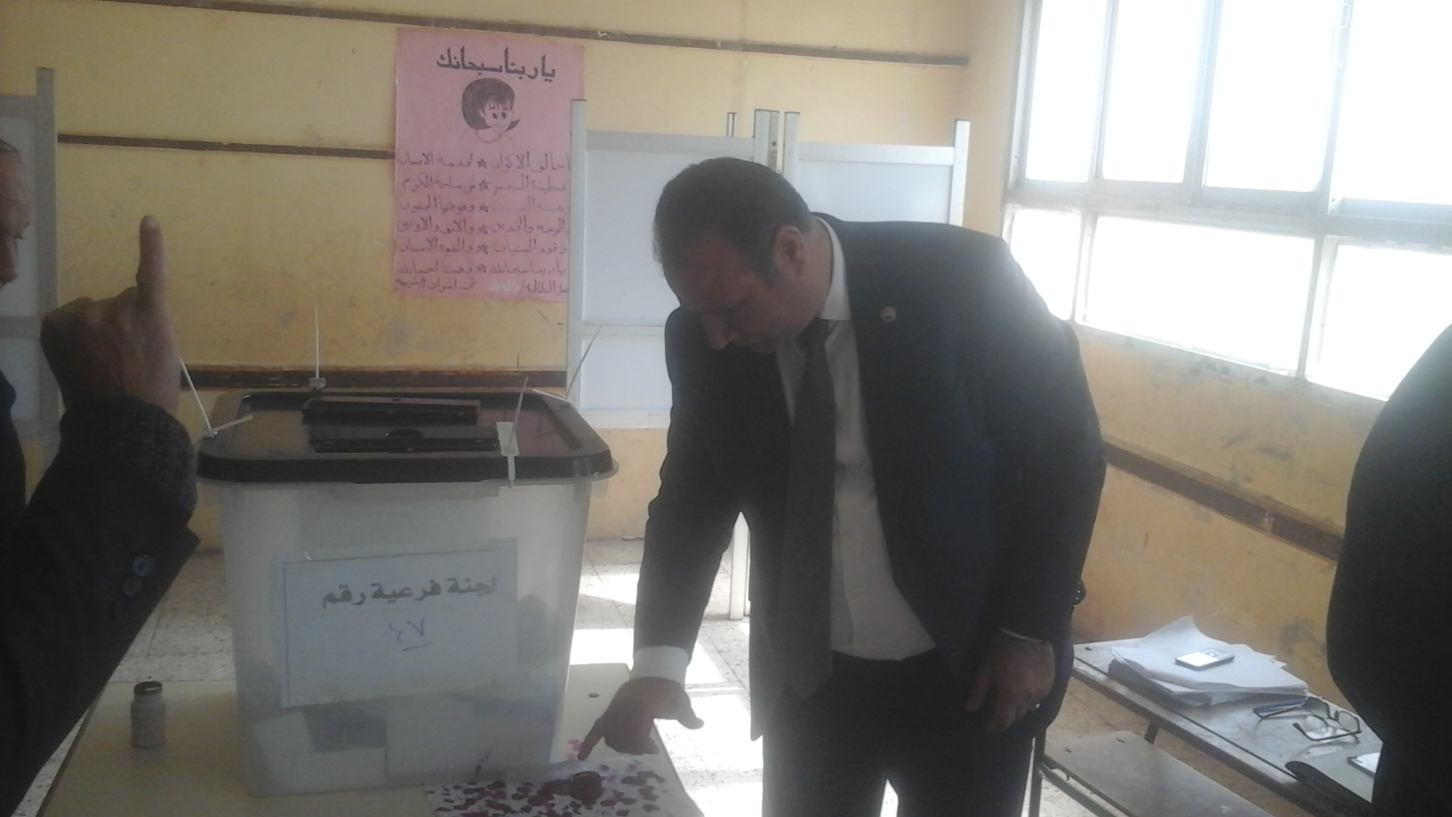  النائب علاء ناجى يدلى بصوته فى الاستفتاء (2)