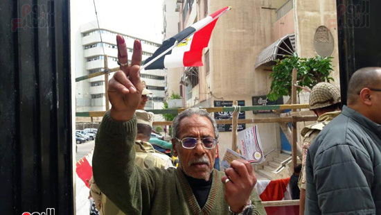هتافات تحيا مصر من أمام اللجان  بالإسكندرية  (9)
