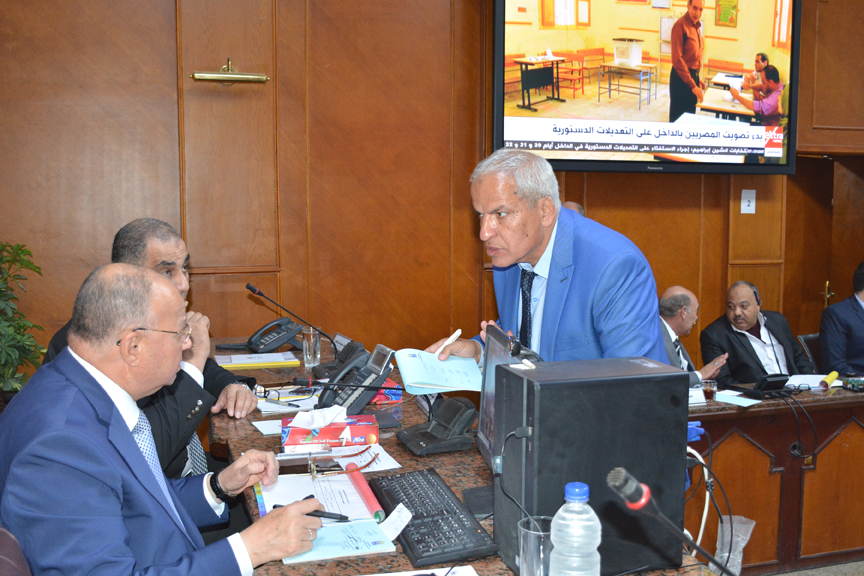 محافظ القاهرة يتابع سير الاستفتاء على التعديلات الدستورية من غرفة عمليات المحافظة (3)