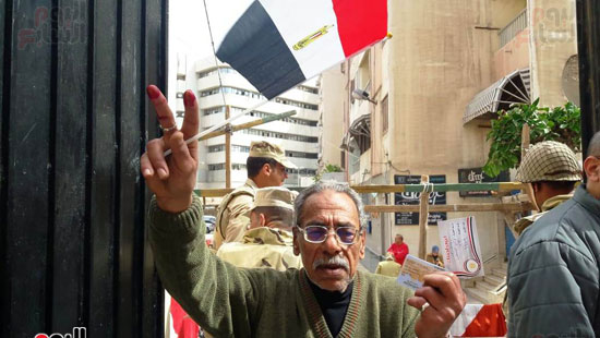 هتافات تحيا مصر من أمام اللجان  بالإسكندرية  (14)