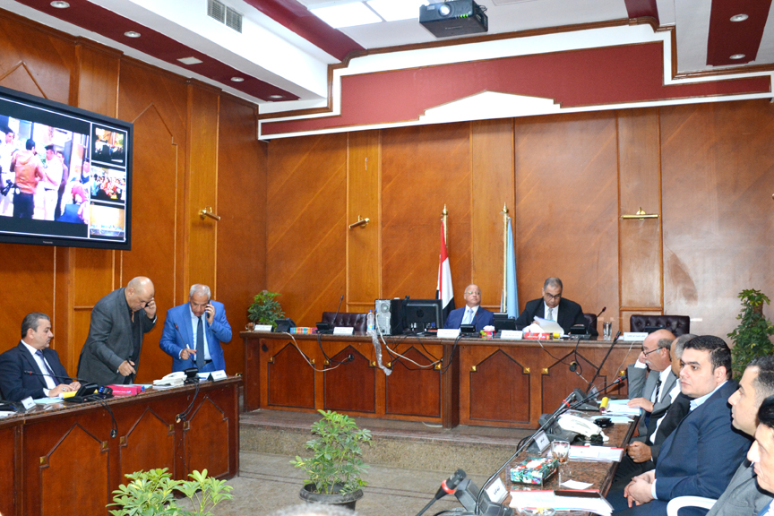 محافظ القاهرة يتابع سير الاستفتاء على التعديلات الدستورية من غرفة عمليات المحافظة (4)