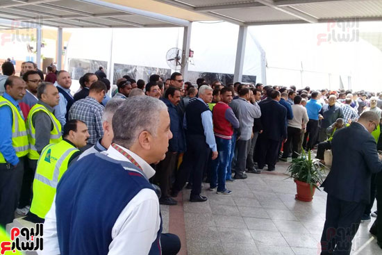 توافد العاملين والمسافرين بلجنة مطار القاهرة  (4)