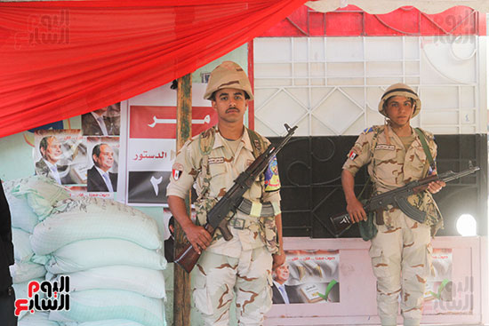 انتشار قوات الأمن أمام مقار اللجان لتأمين الاستفتاء (6)