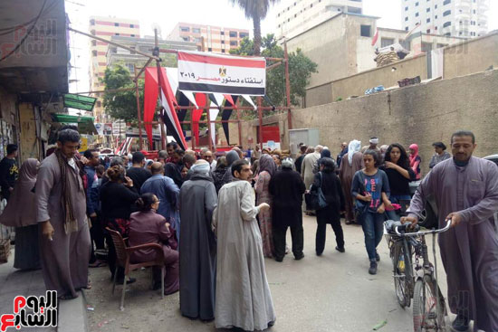 إقبال كبير للمواطنين على لجان الاستفتاء بعين شمس (10)