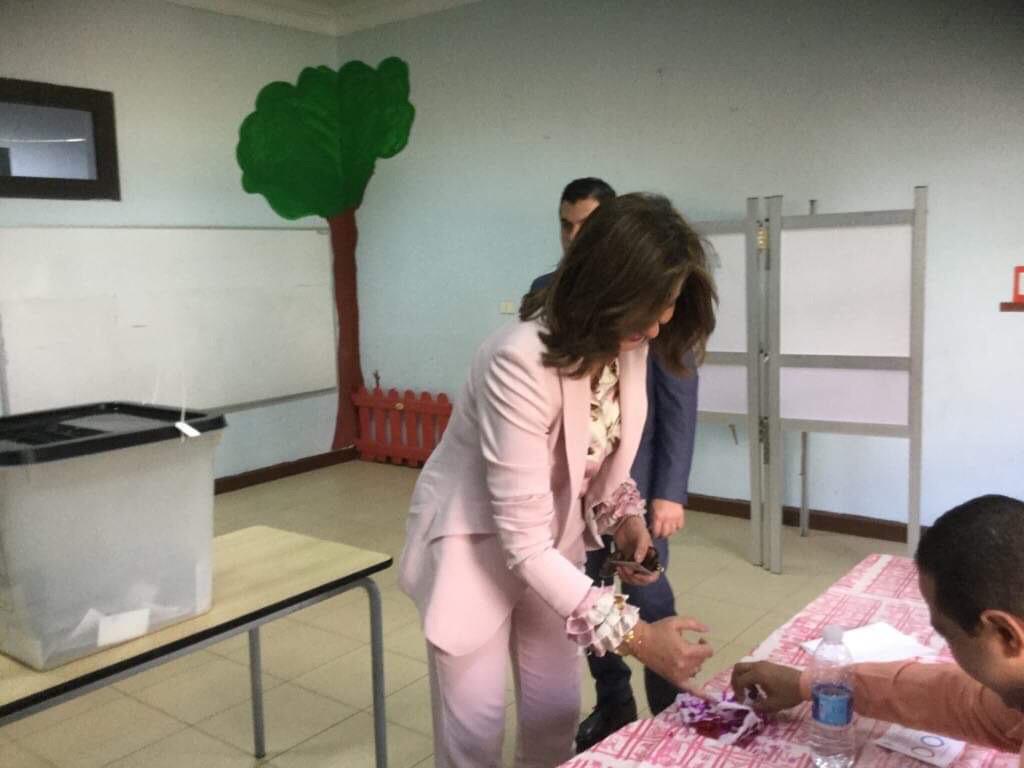 وزيرة الهجرة تدلي بصوتها في الاستفتاء (2)