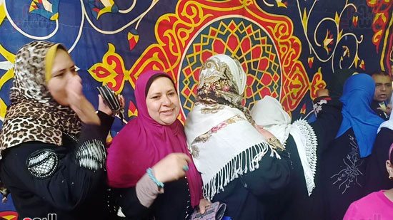 رقص-وزغاريد-السيدات-داخل-المقار-الانتخابية-بالاسكندرية-(4)