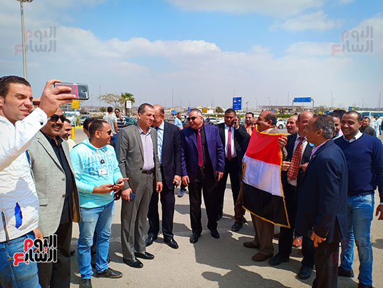 رئيس المطارات يدلي بصوته في الاستفتاء بلجنة مطار القاهرة