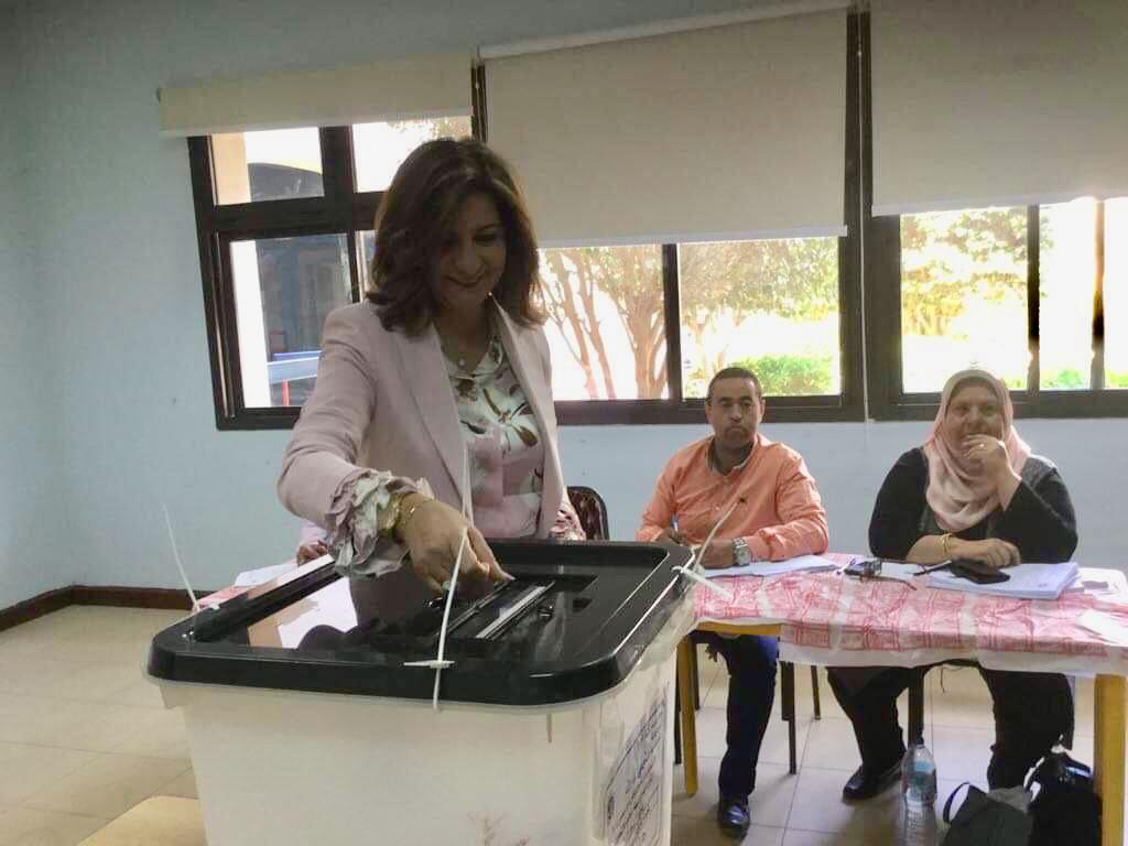 وزيرة الهجرة تدلي بصوتها في الاستفتاء (1)