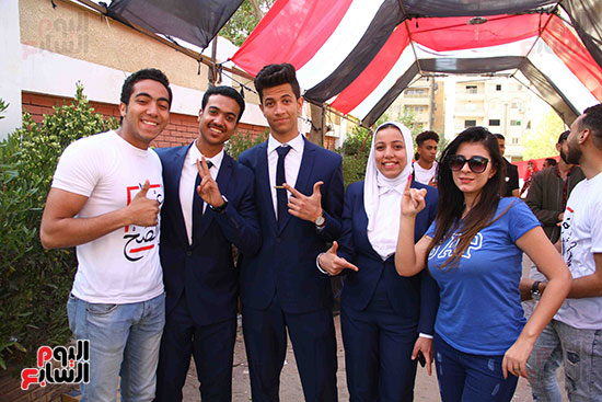 شباب مصر يشارك فى الاستفتاء بلجان مدينة نصر (1)