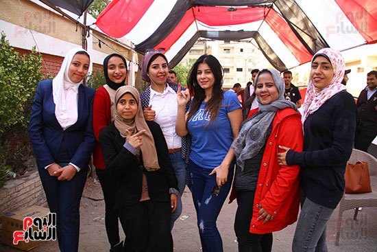 شباب مصر يشارك فى الاستفتاء بلجان مدينة نصر (2)