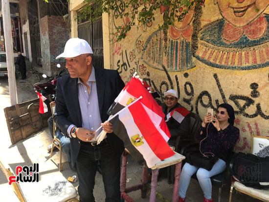 نائب بولاق يوزع أعلام مصر على أهالى بولاق ويحثهم على المشاركة فى الاستفتاء (2)