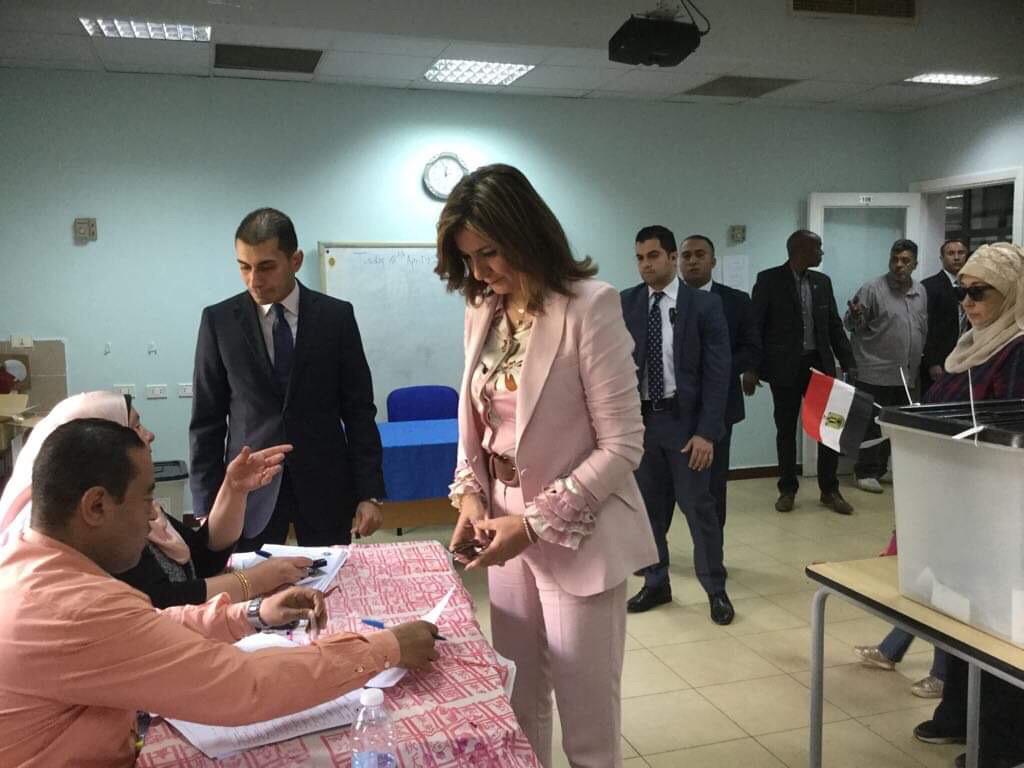 وزيرة الهجرة تدلى بصوتها فى الاستفتاء