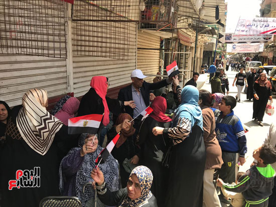 نائب بولاق يوزع أعلام مصر على أهالى بولاق ويحثهم على المشاركة فى الاستفتاء (1)