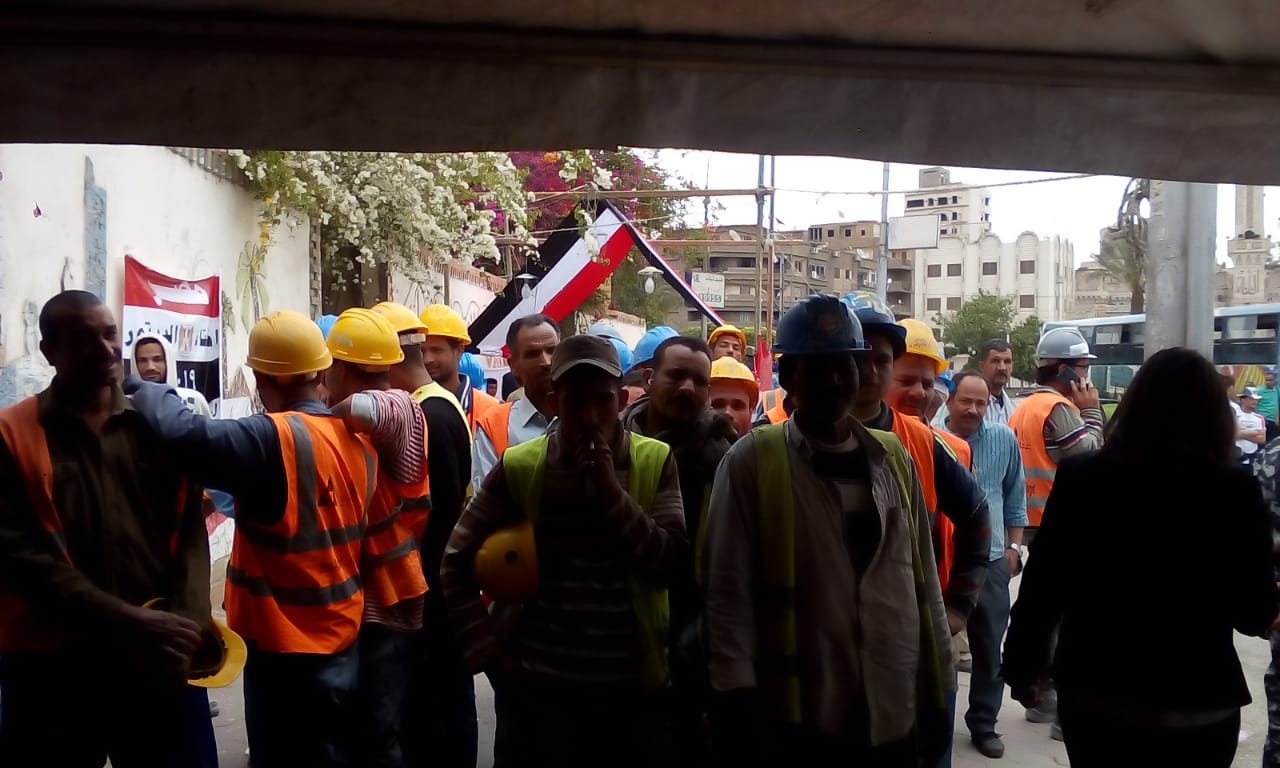 بالخوذة طابور عمال يدلى بصوته فى الاستفتاء (3)