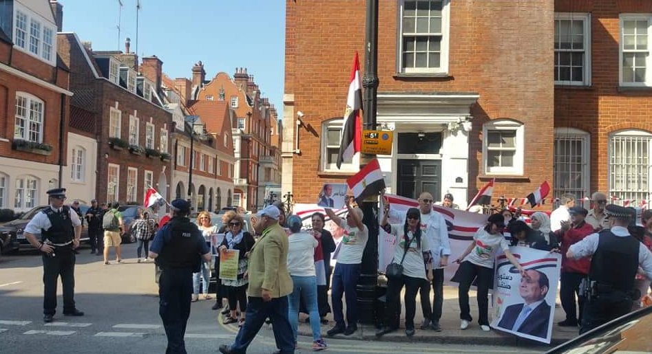 المصريون فى لندن يشاركون فى اخر ايام الاستفتاء