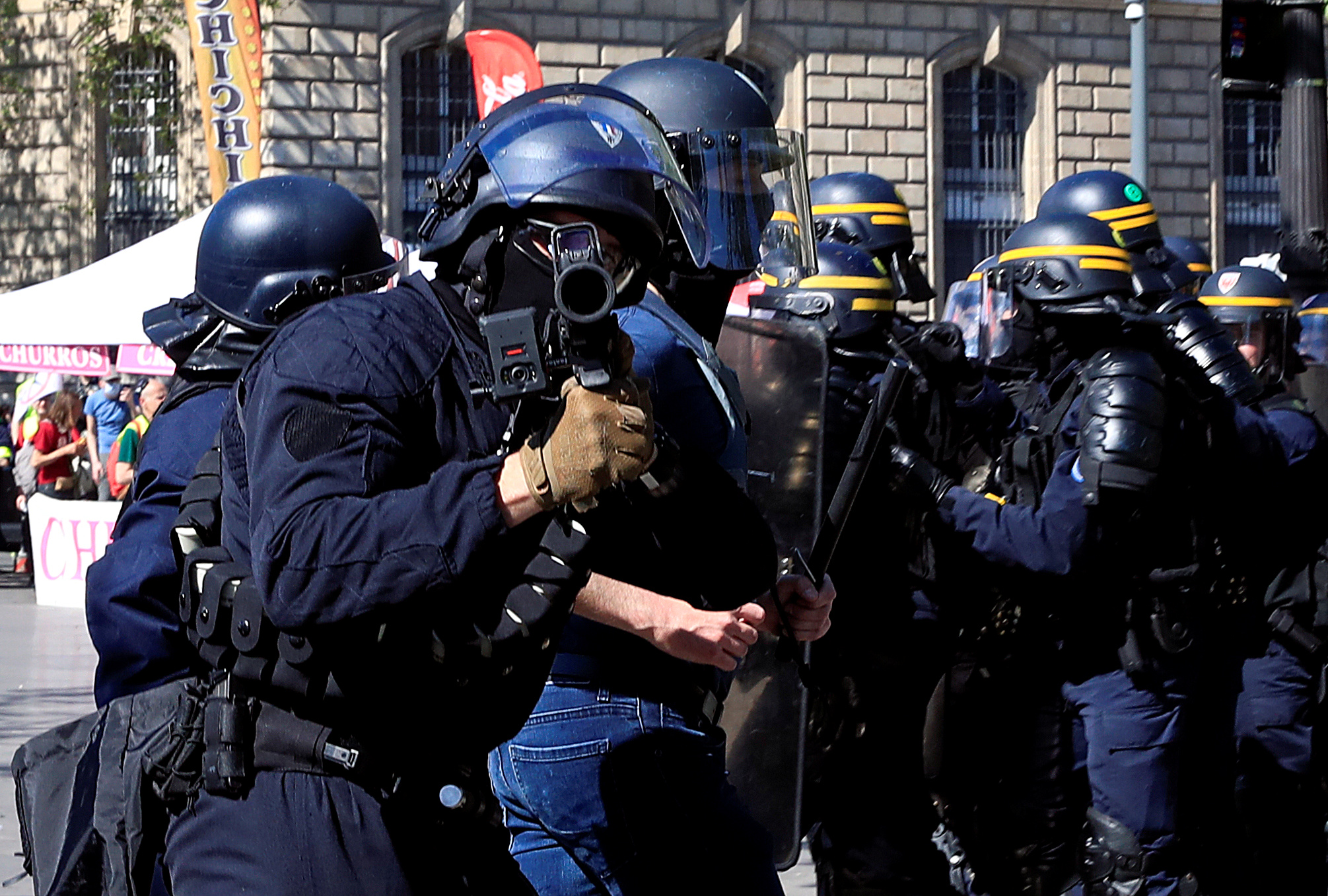 اشتباكات بين متظاهرى السترات الصفراء والشرطة الفرنسية (4)