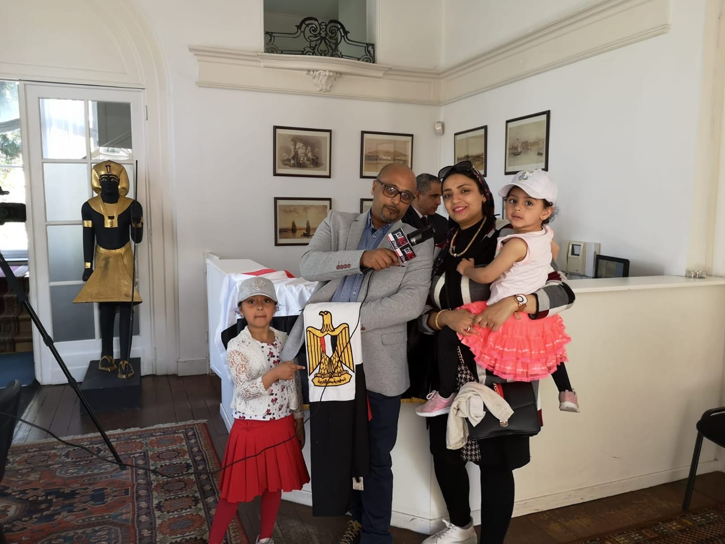 أسرة مصرية مقيمة فى بلجيكا تشارك فى استفتاء الدستور