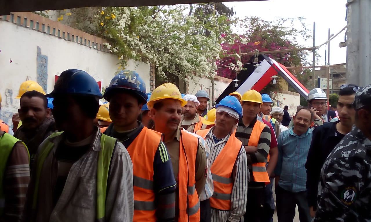 بالخوذة طابور عمال يدلى بصوته فى الاستفتاء (4)