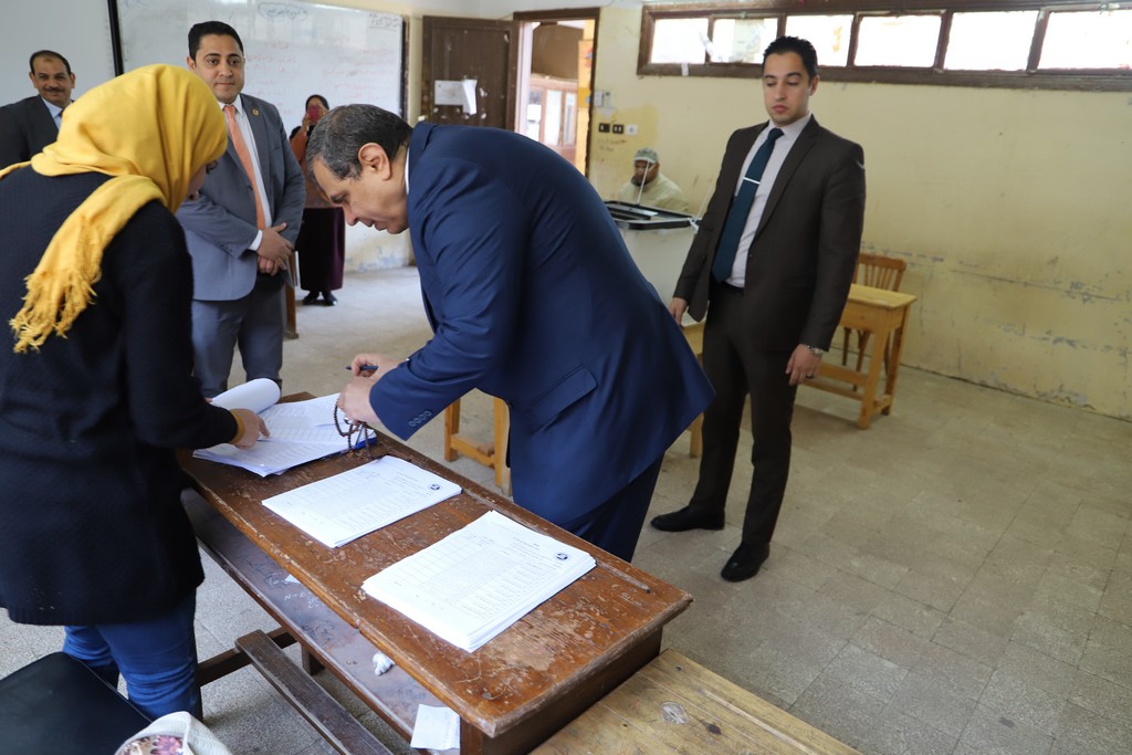 وزير القوى العاملة يدلى بصوته فى الاستفتاء على التعديلات الدستورية  (7)