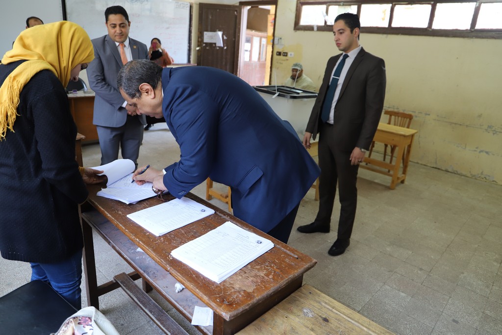 وزير القوى العاملة يدلى بصوته فى الاستفتاء على التعديلات الدستورية  (8)