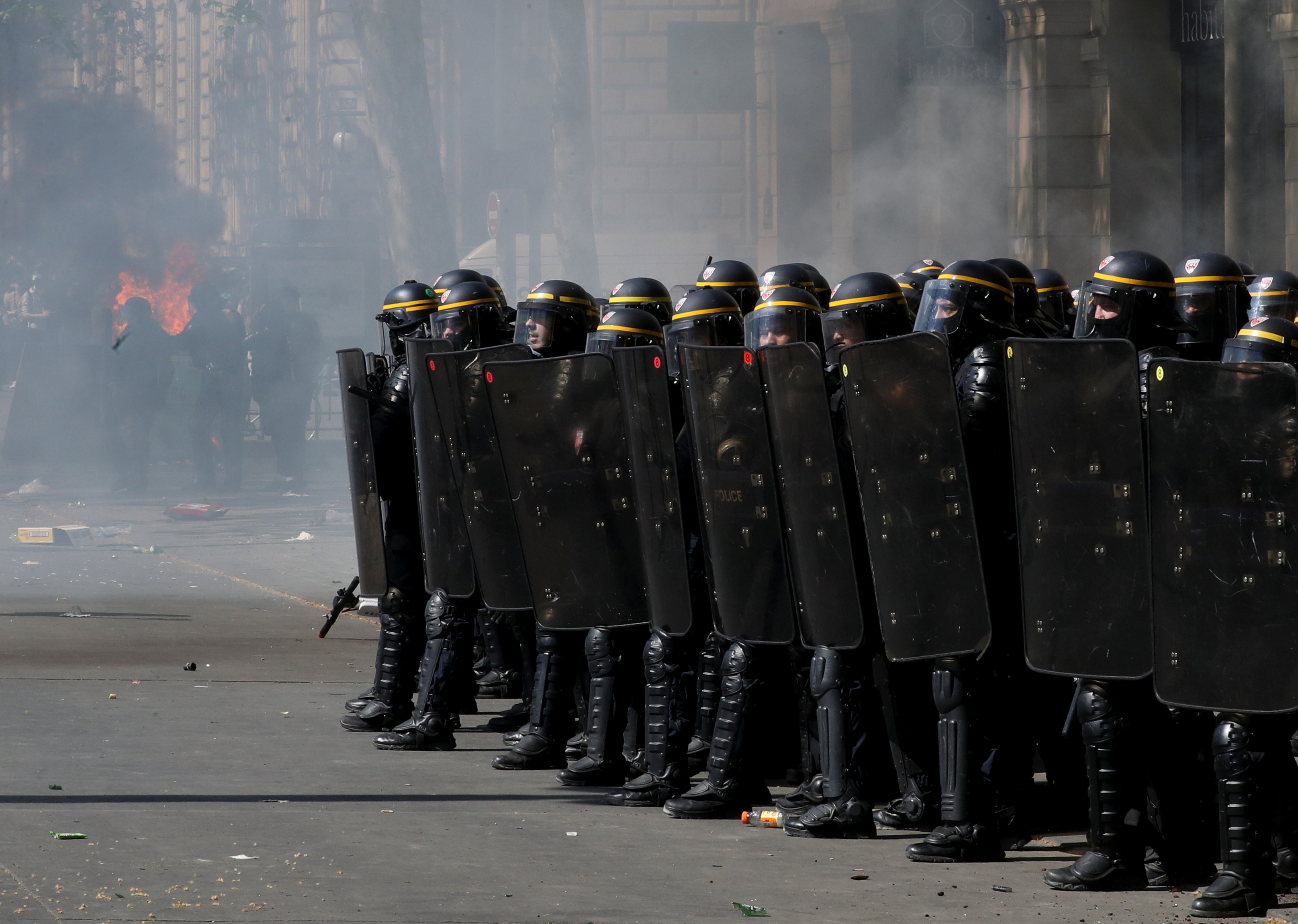 اشتباكات بين متظاهرى السترات الصفراء والشرطة الفرنسية (11)