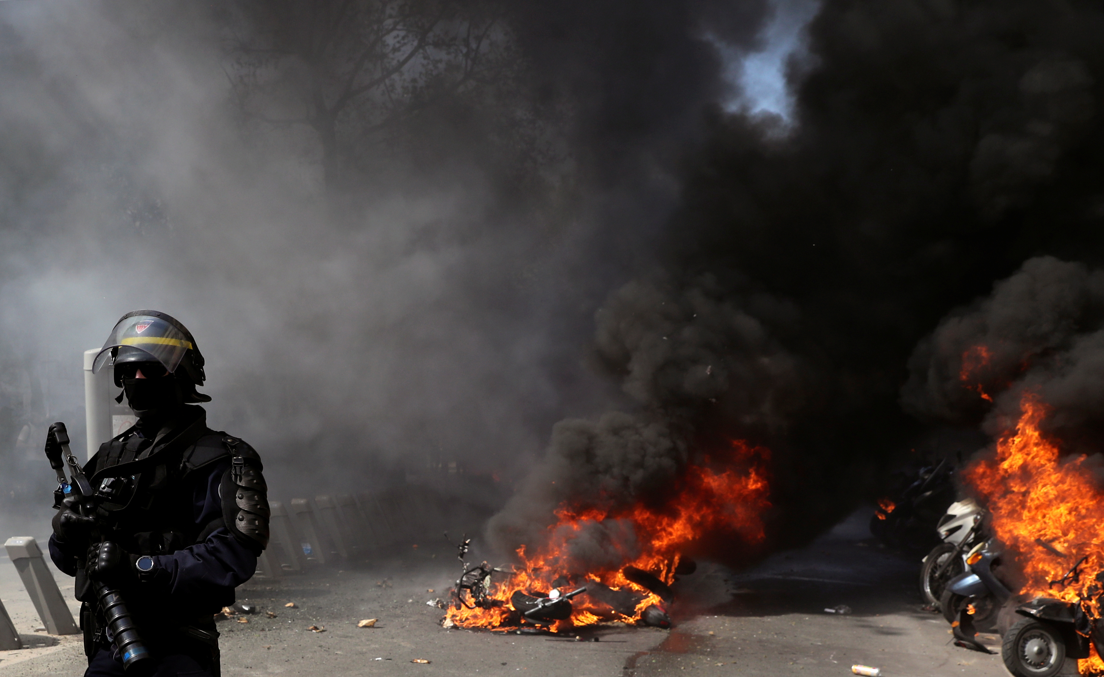 اشتباكات بين متظاهرى السترات الصفراء والشرطة الفرنسية (18)