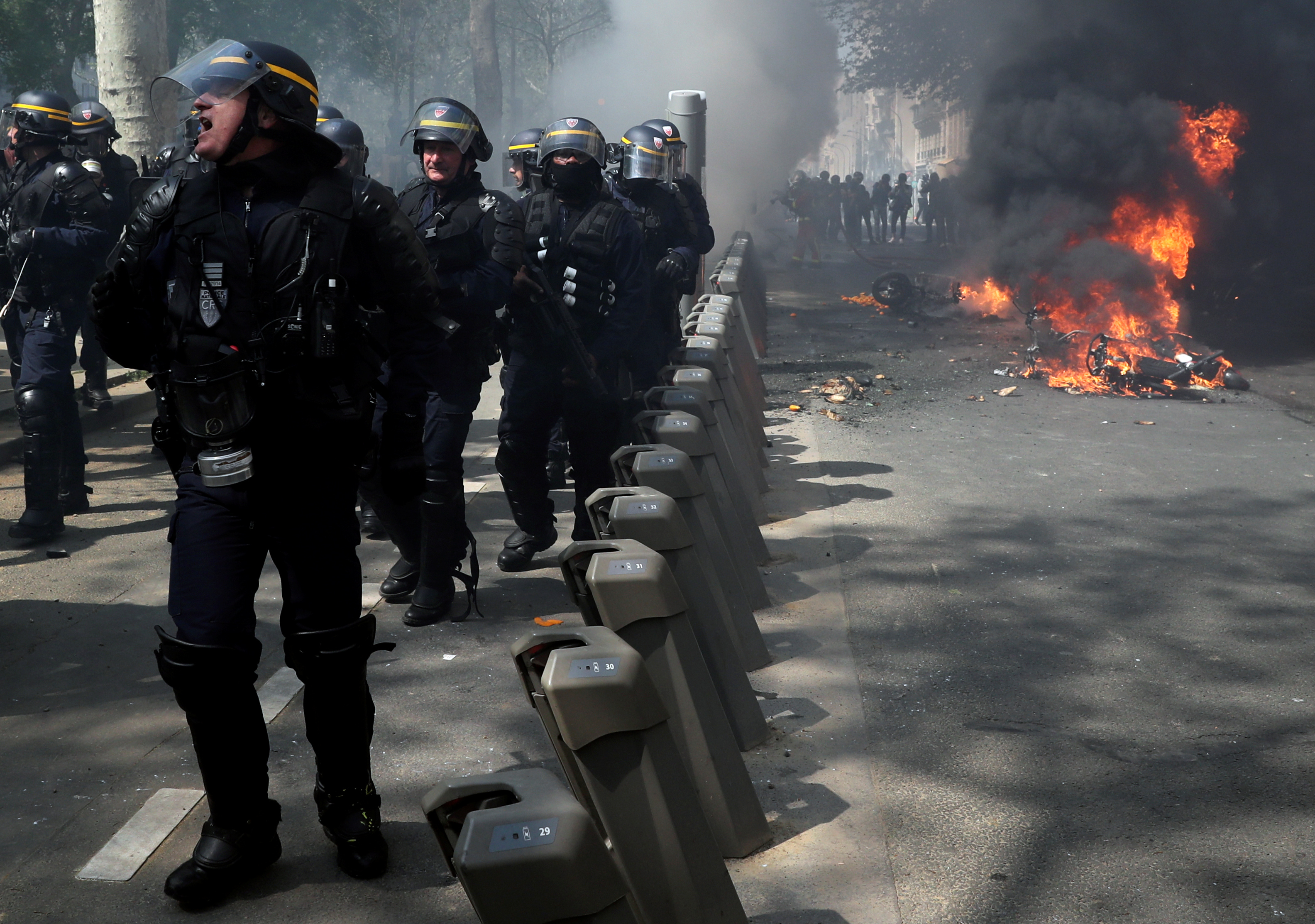 اشتباكات بين متظاهرى السترات الصفراء والشرطة الفرنسية (15)