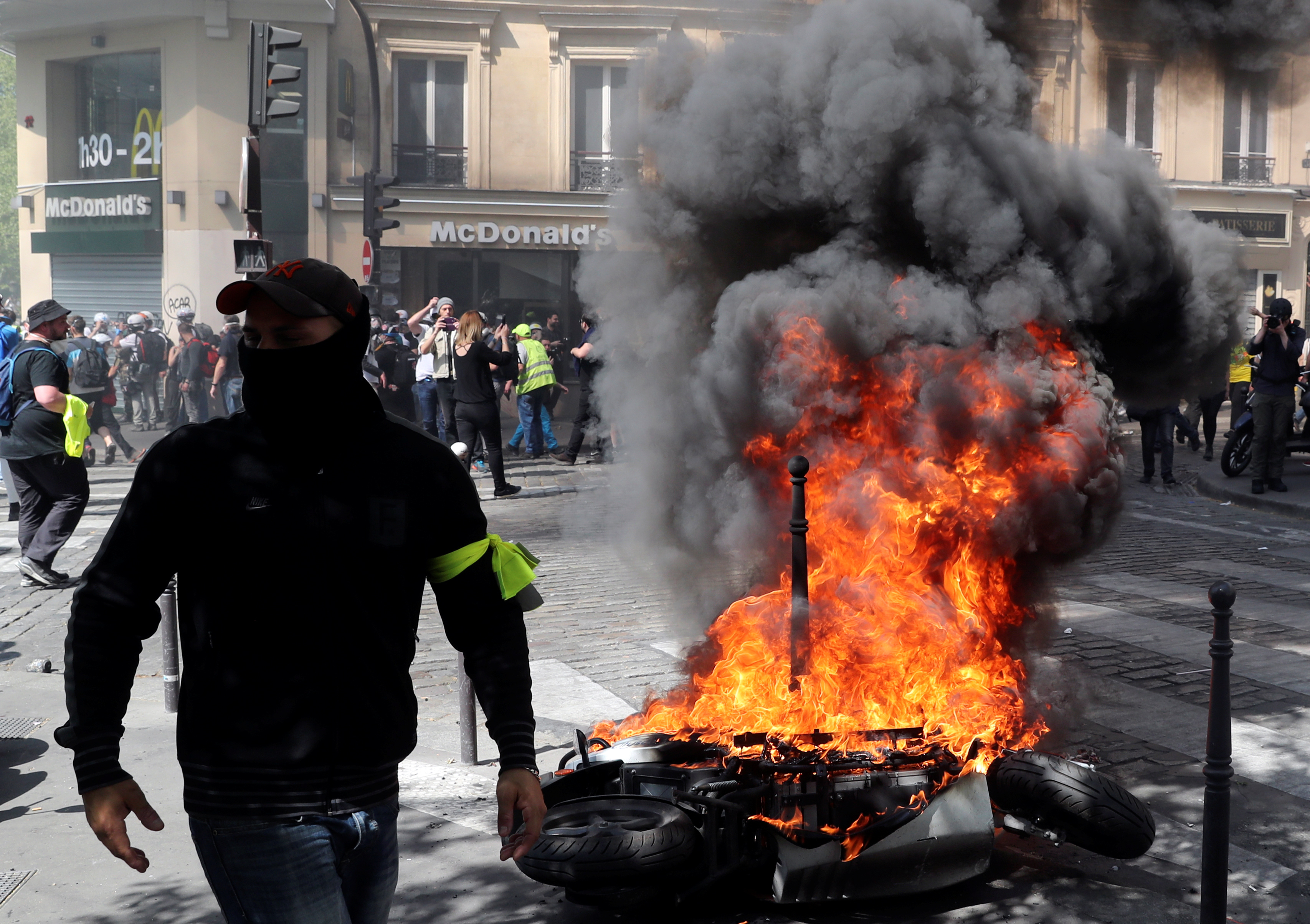 اشتباكات بين متظاهرى السترات الصفراء والشرطة الفرنسية (16)