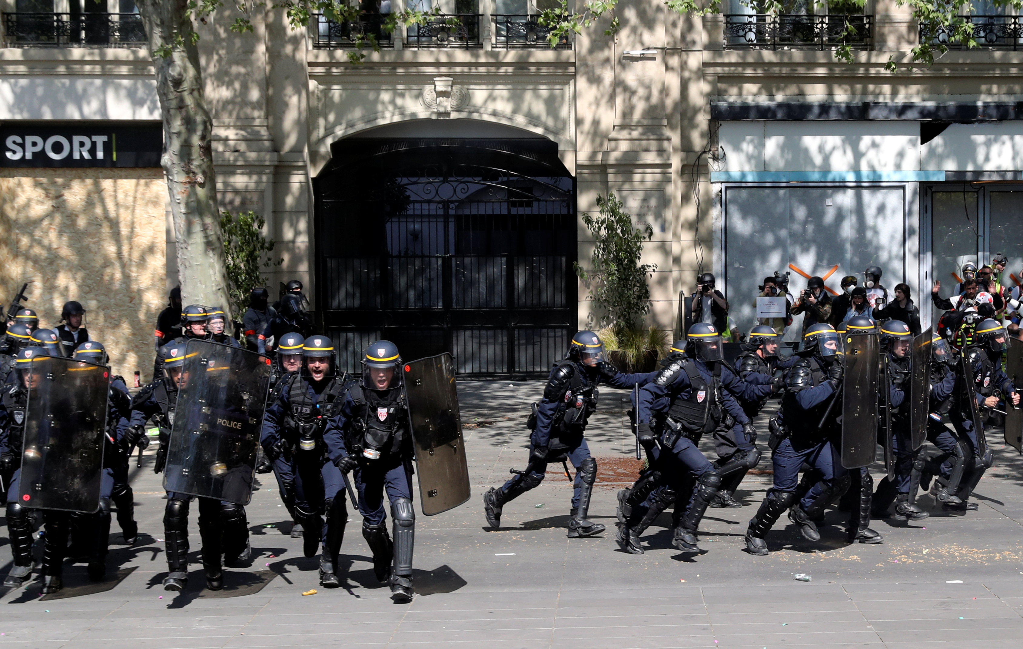 اشتباكات بين متظاهرى السترات الصفراء والشرطة الفرنسية (13)