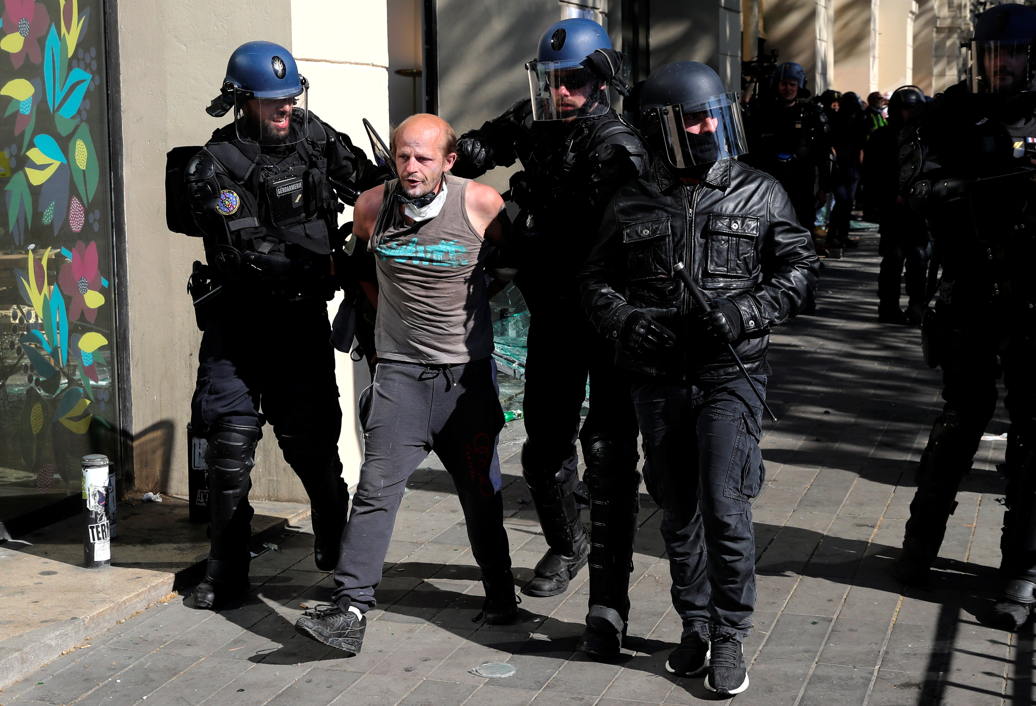 اشتباكات بين متظاهرى السترات الصفراء والشرطة الفرنسية (7)