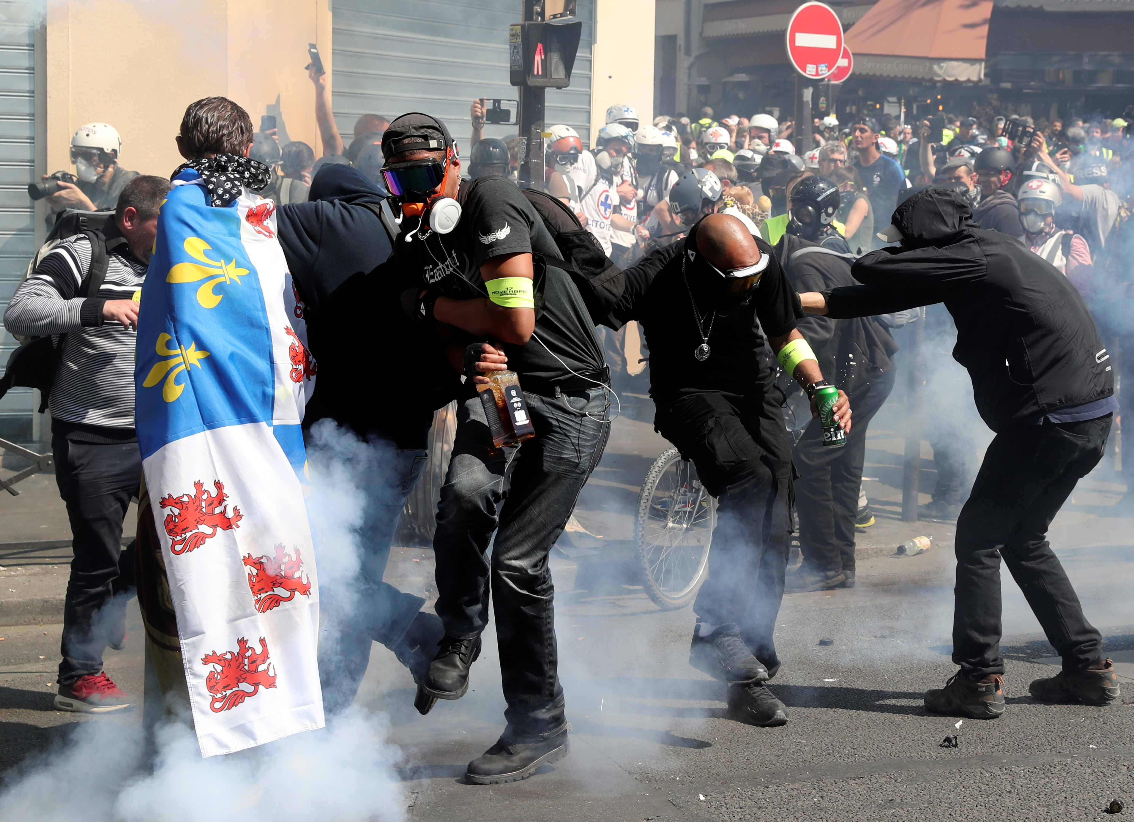 اشتباكات بين متظاهرى السترات الصفراء والشرطة الفرنسية (19)