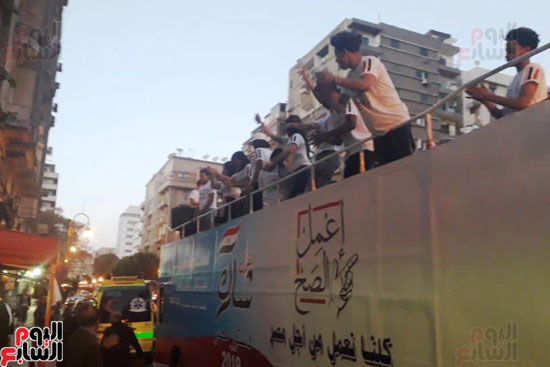 الباص المكشوف بأعلام مصر وأعمل الصح (1)
