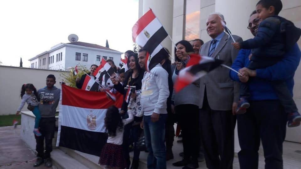 الأعلام المصرية ترتفع مع المشاركة فى استفتاء تعديل الدستور