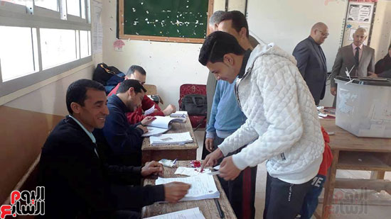 إقبال-المواطنين-على-لجان-الاستفتاء-بشمال-سيناء-(2)