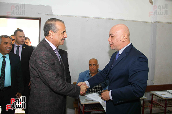 رئيس التعبئة والإحصاء يدلى بصوته فى الاستفتاء على التعديلات الدستورية بمصر الجديدة (8)