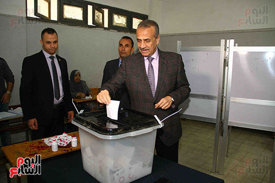 رئيس التعبئة والإحصاء يدلى بصوته فى الاستفتاء على التعديلات الدستورية بمصر الجديدة (10)