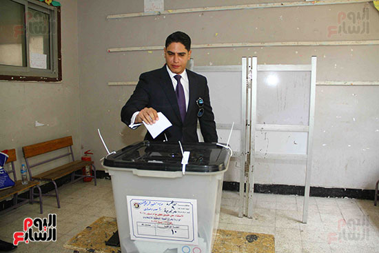  أحمد أبو هشيمة يدلى بصوته بالاستفتاء (1)