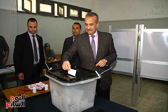 رئيس التعبئة والإحصاء يدلى بصوته فى الاستفتاء على التعديلات الدستورية بمصر الجديدة (11)