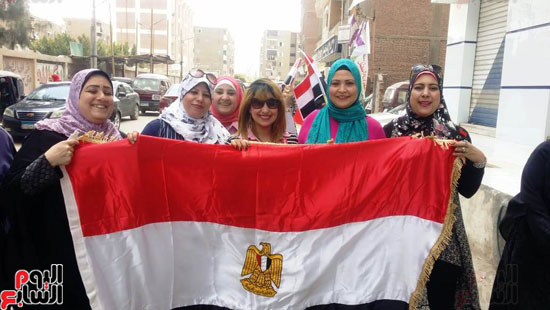 مسيرة-حاشدة-للمواطنين-للمشاركة-بالاستفتاء-فى-الخانكة-بأعلام-مصر-(7)