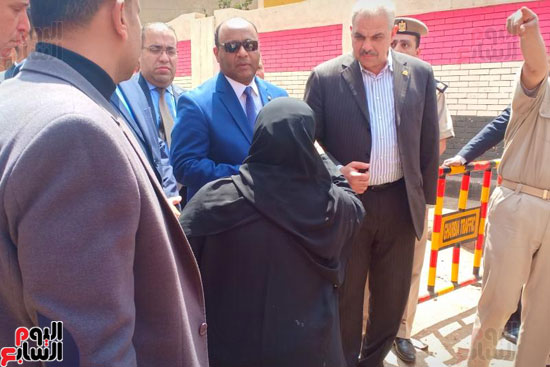 محافظ جنوب سيناء ومدير أمن الغربية يتفقدان لجان الاستفتاء (10)